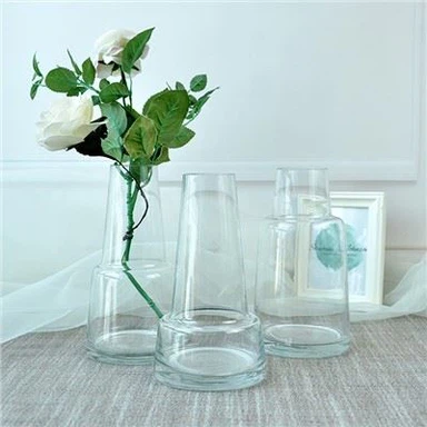 Prozirna staklena vaza za cvijeće