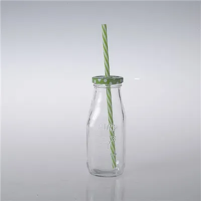 Posuda za mlijeko sa šarenom slamkom