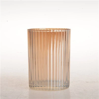 Stakleni svijećnjaci u boji s okomitim prugama