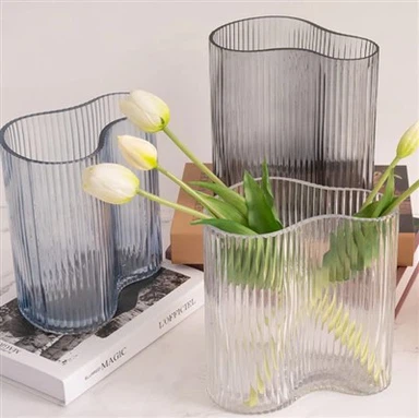 Prugasta staklena vaza